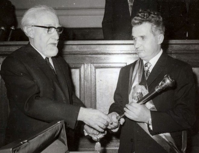 Ceausescu_receiving_the_presidential_sceptre_1974