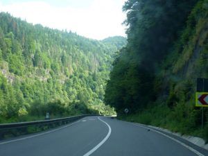 Traficul rutier pe DN 15 în Defileul Toplița – Deda, unde s-a prăbușit o stâncă, s-a reluat pe un sens