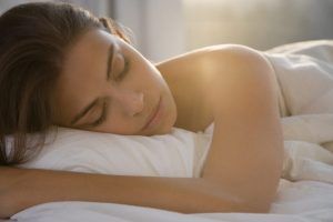 Știai că poți să te îngrași în timp ce dormi? Care sunt greșelile din timpul nopții, care îți aduc kilograme în plus