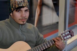 VIDEO: Povestea tânărului care cântă în stradă să-și adune bani de chitară