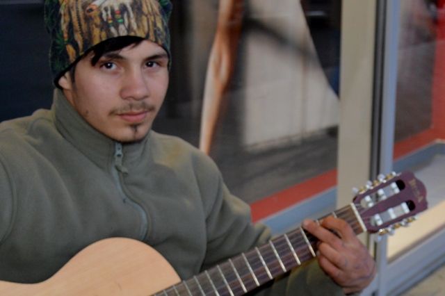VIDEO: Povestea tânărului care cântă în stradă să-și adune bani de chitară