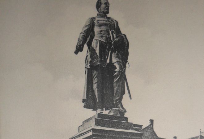 ”Războiul” statuilor la Târgu-Mureș