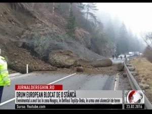 Drum european blocat de o stâncă