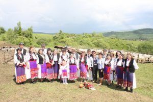 VIDEO: Credinţă şi tradiţii frumoase, la stâna din Şerbeni