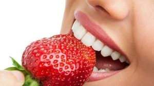 Iată cum ajută căpșunile la albirea dinților