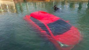 A plonjat cu mașina în lac din cauza unei erori a dispozitivului GPS