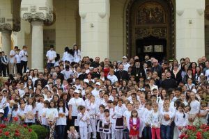 1.000 de copii au îmbrățișat Catedrala Reîntregirii din Alba Iulia