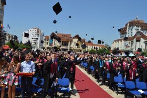1050 de absolvenți de la „Petru Maior” au aruncat toca