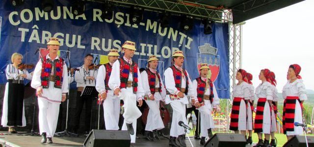 Rușii Munți în straie de sărbătoare de Rusalii