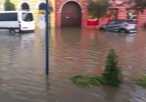 VIDEO: Străzi ca-n Veneţia la Sighişoara, după o ploaie torenţială
