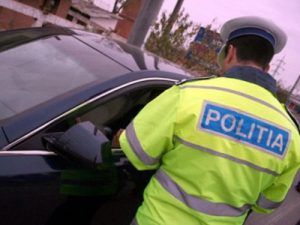 Cercetat penal după ce a încredinţat unui minor autoturismul spre conducere
