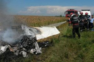 Pilotul avionului prăbuşit în judeţul Braşov a decedat la Târgu-Mureş