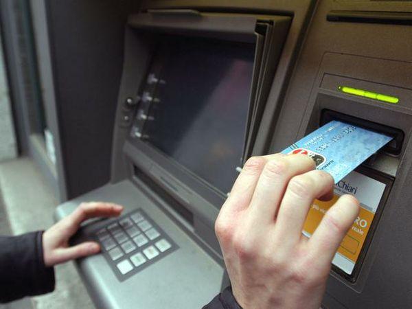 Persoana care şi-a uitat banii la un bancomat din Târgu-Mureș îi poate ridica de la Poliţie