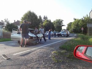 Un șofer băut a provocat în această dimineață un grav accident în Gornești. Două persoane rănite