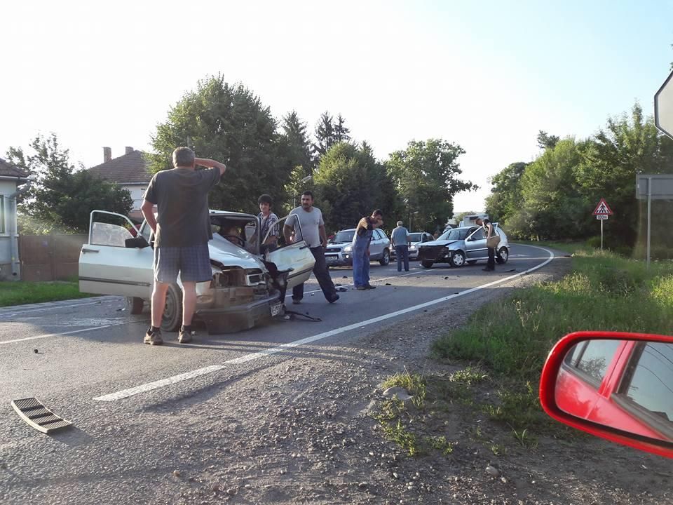 Un șofer băut a provocat în această dimineață un grav accident în Gornești. Două persoane rănite