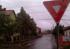 Indicatoare „Cedează trecerea” instalate în două intersecţii din Târgu-Mureş