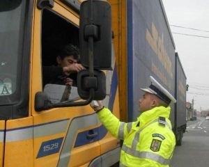 Sute de mașini de marfă, verificate de polițiștii mureșeni