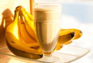 Recomandarea zilei: Smoothie cu banane şi curmale