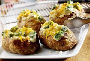 Recomandarea zilei: cartofi umpluţi cu broccoli şi pui