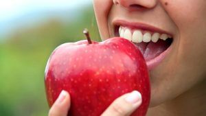 Alimente care ne ajută să ne păstrăm dinții sănătoși și frumoși