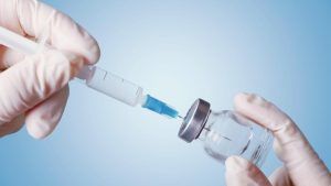 A doua doză din vaccinul AstraZeneca nu determină o creștere a riscului de cheaguri sangvine – studiu