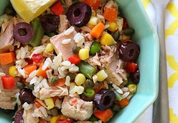 Recomandarea zilei: salată de orez brun cu ton şi măsline negre