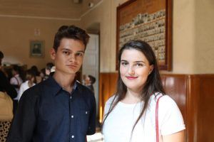 Foști elevi, studenți în Anglia, în vizită la Papiu în prima zi de școală