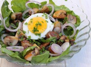 Recomandarea zilei: salată de spanac, ciuperci si ouă