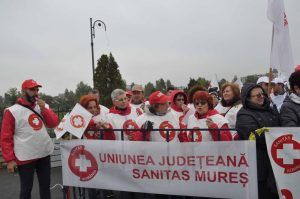 Sindicaliștii Sanitas Mureș au pichetat Palatul Parlamentului