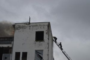 UPDATE FOTO: Incendiu la o fostă fabrică din Târgu-Mureș