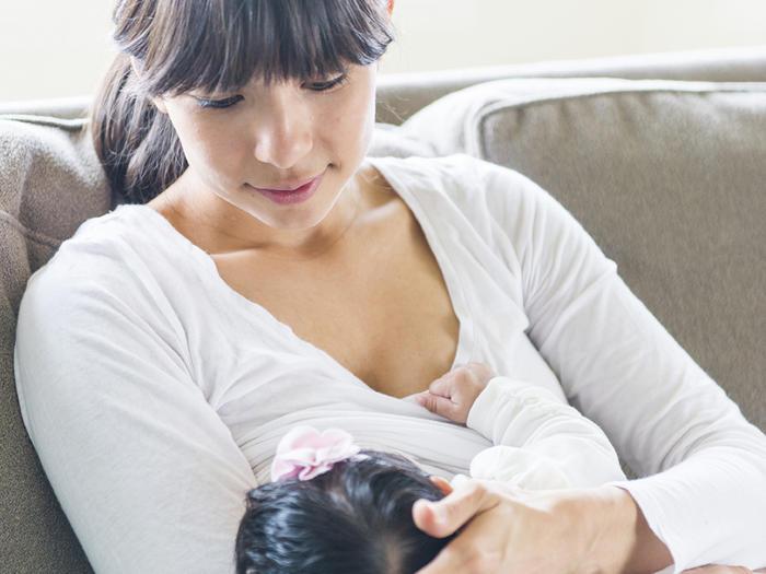 Beneficiile alăptării pentru mamă și copil, prezentate de specialiști