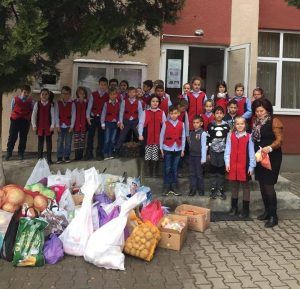 Școlarii de la „Serafim Duicu” au donat legume și fructe de sezon unei cantine sociale