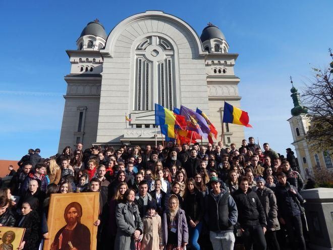 VIDEO, FOTO: ÎPS Irineu, învăţături de viaţă pentru tinerii ortodocşi