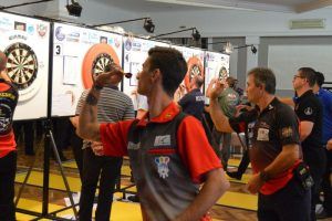 Trofeele Cupei Helios la darts ajung la Cluj și București