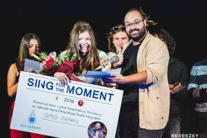 Sipos Tiffany, câștigătoarea concursului „Sing for the Moment”