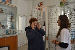 Consultaţii complete oferite pacienților cu afecțiuni oculare, la Optica-Optofarm