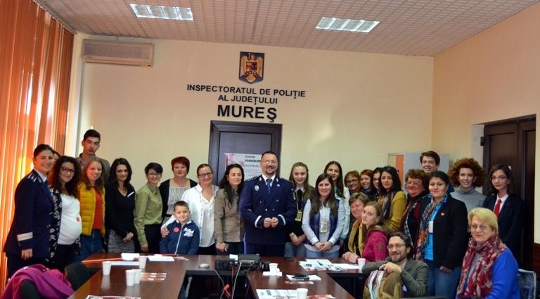 FOTO: Nasturele, liantul campaniei împotriva violenţei