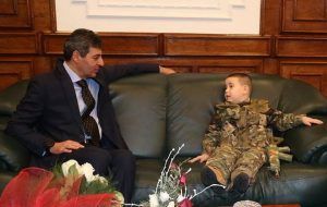Ministrul Apărării Naţionale, impresionat de „micul soldat” din Găneşti