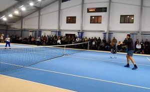 VIDEO: Demonstraţie de tenis cu Horia Tecău, în sala de sport UMF