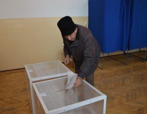 FOTO: Bătrânii, lecție pentru tineri în ziua alegerilor