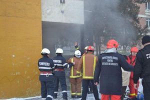 FOTO: Incendiu la o garsonieră din Târgu-Mureş
