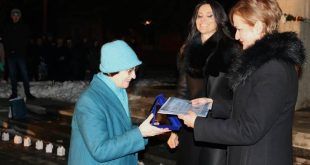 Placheta Eminescu înmânată profesoarei Silivia Haler de Ziua Culturii Naționale