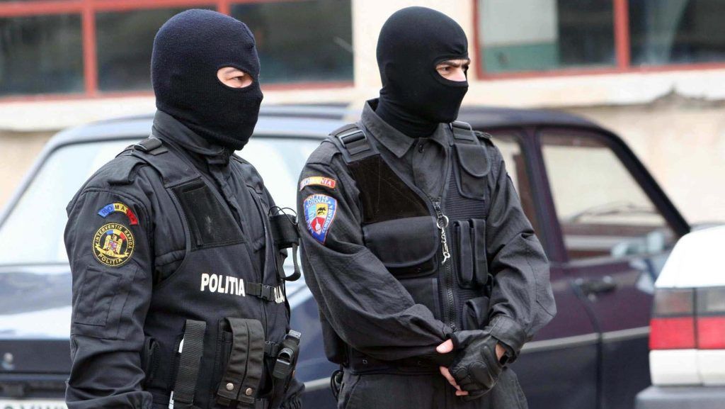 Ce au ridicat poliţiştii de la IUBCvT Târgu-Mureş şi de la locuinţa chirurgului cercetat pentru luare de mită