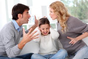 Cum să îți ajuți copilul să treacă peste divorț