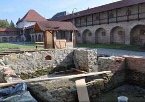 Arheologii, pe urmele tainei unui sigiliu medieval de secol XIV, descoperit în Cetatea Medievală