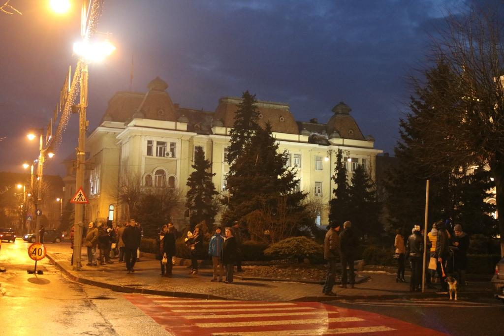 Protest în Tîrgu Mureș, oamenii au început să se adune în fața Prefecturii