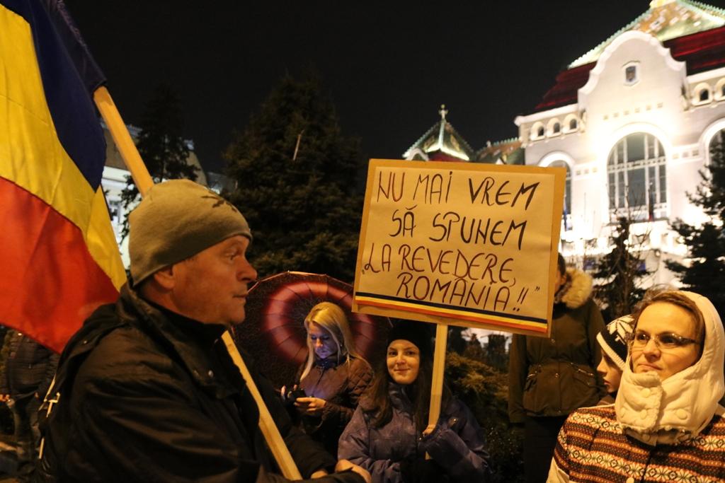FOTO: Proteste în Tîrgu Mureș, vineri și sâmbătă. Paternitatea lui Dragnea revendicată de Darth Vader