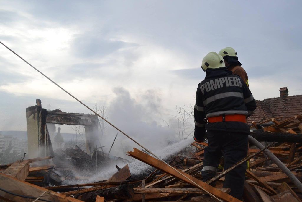 Femeia rănită în explozia de la Reghin, transportată la București