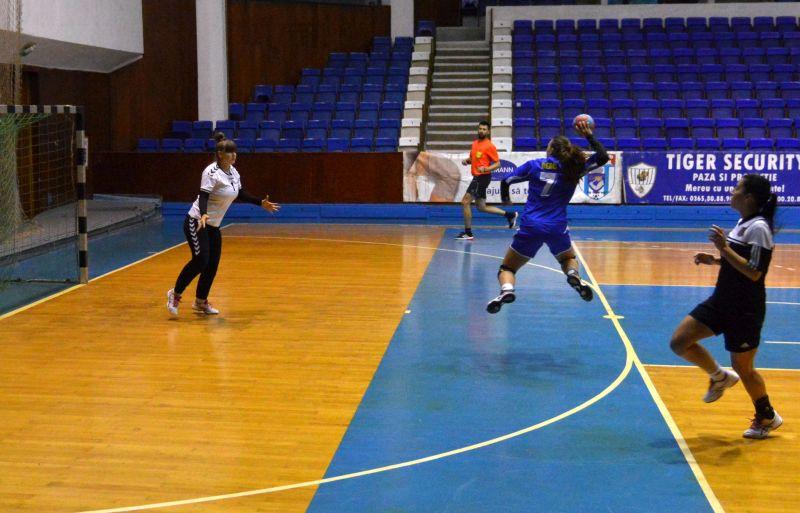 Băieții reiau campionatul de handbal, fetele continuă, pe pantă, în jos