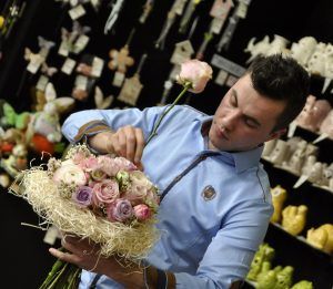Demonstrație de artă florală în scop caritabil, la Târgu-Mureș